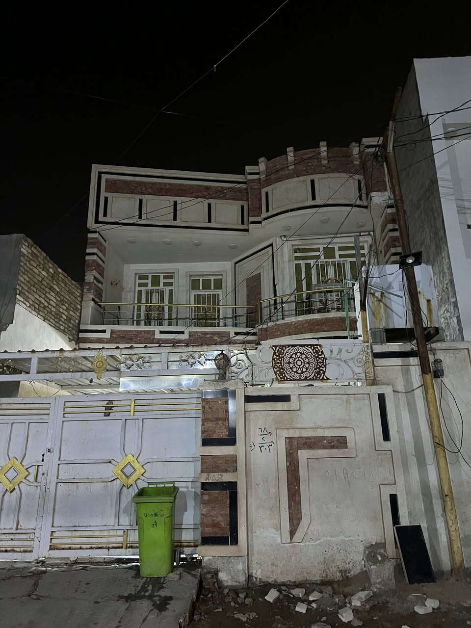 دار للأيجار
العنوان الأنبار فلوجة منطقة الجغيفي الثانية
قرب جامع النور خلف مربع البعليوي

مساحة 150
مكون الدار من طابقين 
بي  ثلاث غرف نوم وصاله وستقبال ومطبخ  وحمام ومنور 
وصحيات فوك وجوة داخلي وخارجي 
بناء حديث بيت مرتب 
شارع تبليط والخدمات كامله من كلشي 

سعر الأيجار 450 الف 

***********

***********
