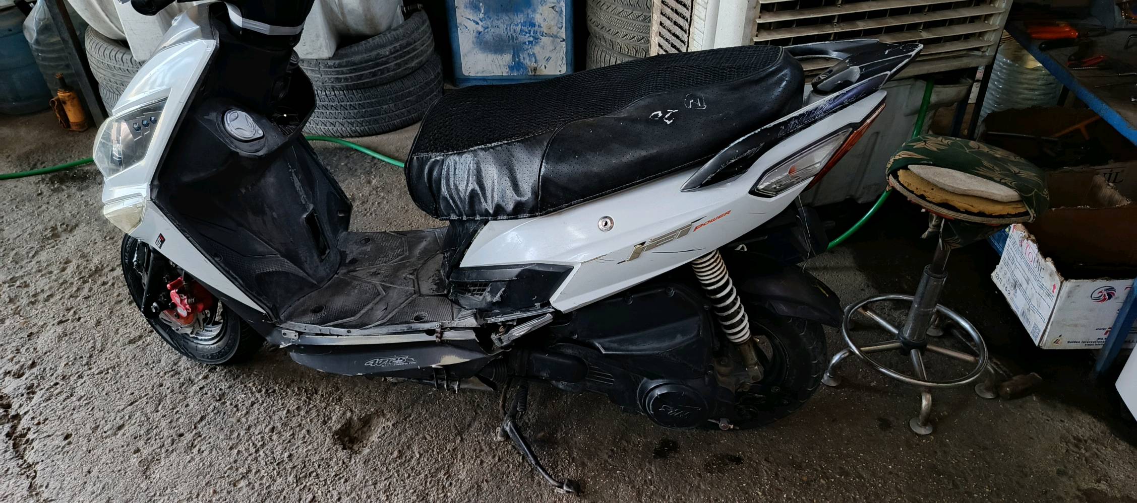 دراجة سكوتر بيضاء اللون بحالة جيدة. التصميم عملي ومناسب للتنقل داخل المدينة بكل راحة. توجد بعض الخدوش البسيطة والاستخدام السابق كان محدود. جاهزة للاستخدام مباشرة ودون مشاكل كبيرة. مناسبة لأي شخص يبحث عن وسيلة نقل اقتصادية ومرنة.