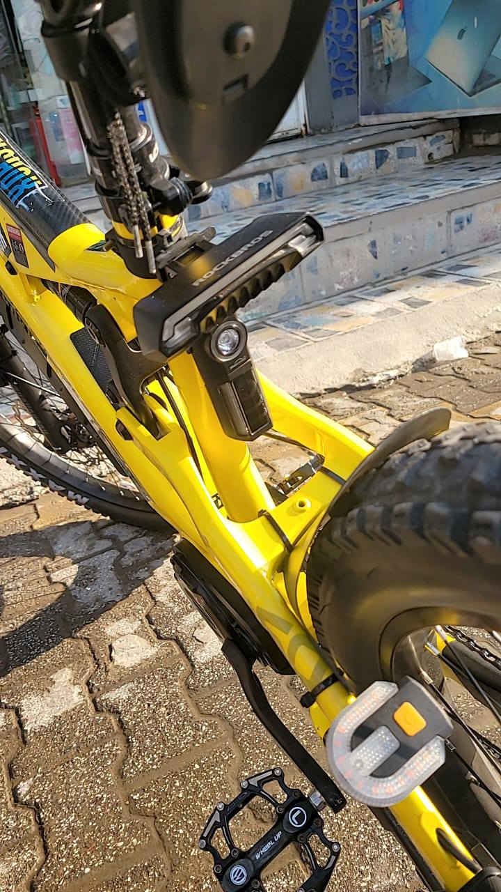 السلام عليكم بايك ساندروس روك ستار
ماشي الفين 
سعره قفل مليون قفل قفل 

سعر جديد مليون و900 عدا الاغراض 

ملاحظه الويل الامامي بي انحراف بسيط جدا مياثر ابد 
العكرب الغيرات كله شغاله بس يرادله ترتيب غير هذا الشي مابي 
تواصل  
***********
