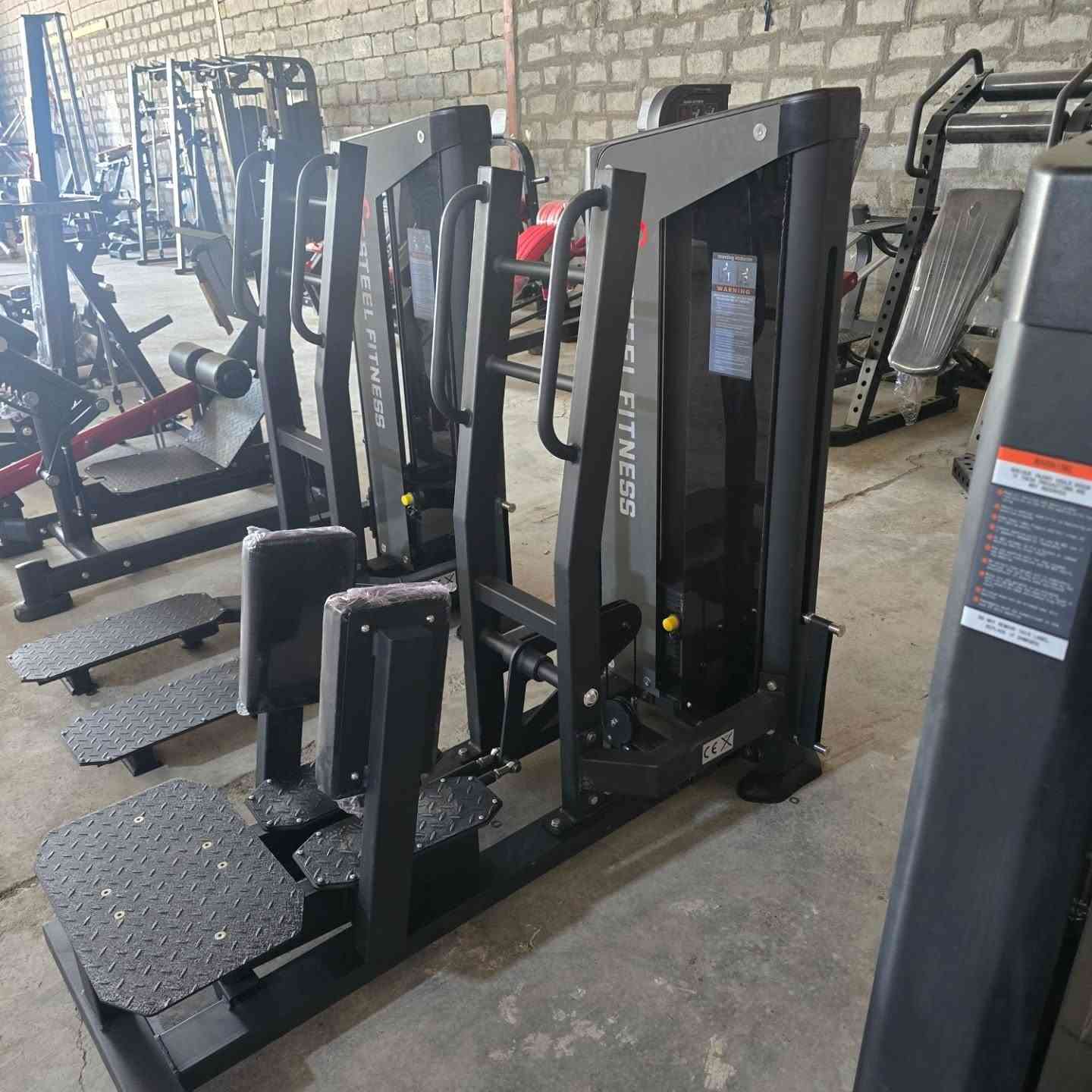 متوفر سيت طابوق جديد استيراد شركة Steel Fitness يتألف من ( كلوت واقف / بكارج / هب تراست / دفع ماكنة / ملتي هبس بكرة / خوارج واقف ) سعر القطعة ١٣٠٠$ 
الاتصال : ***********
