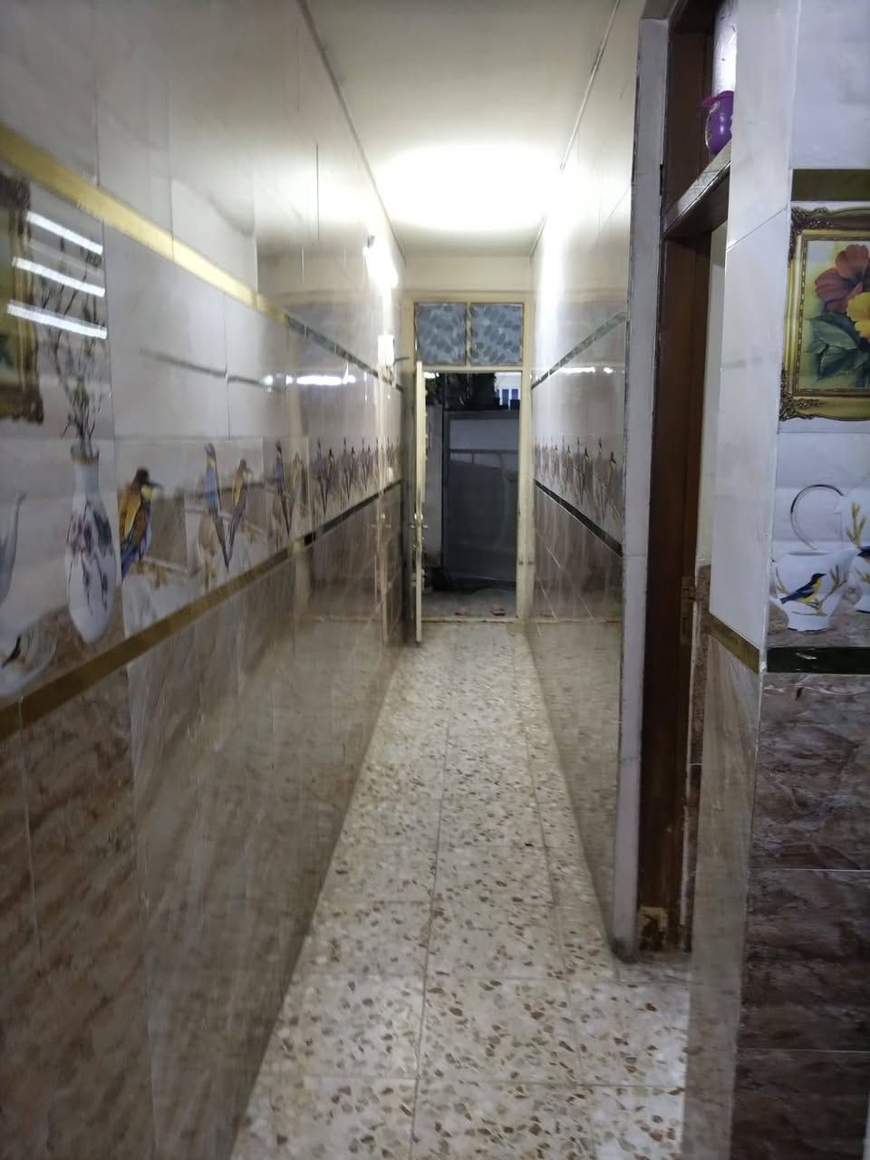 بيت للبيع مساحه 100 متر طابق ونص كامل خدمات مرفق الصور شارع البهادل مؤجر 400,000 للبيع ***********
