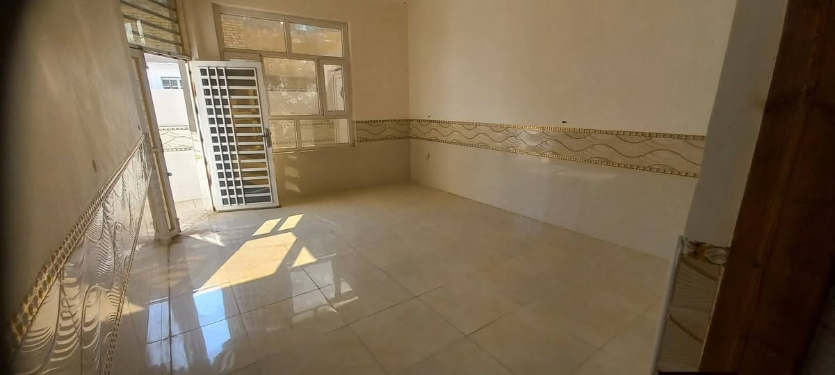 بيت للايجار بالخضراء الاولى مساحه 150متر مقابيل مستشفى واسط الاستشماري ثالث فرع من المنطقه بالباب مجاري كامله وبي نواقص جدا بسيطه 
للايجار 300 الف 
 ‏‪***********‬‏
