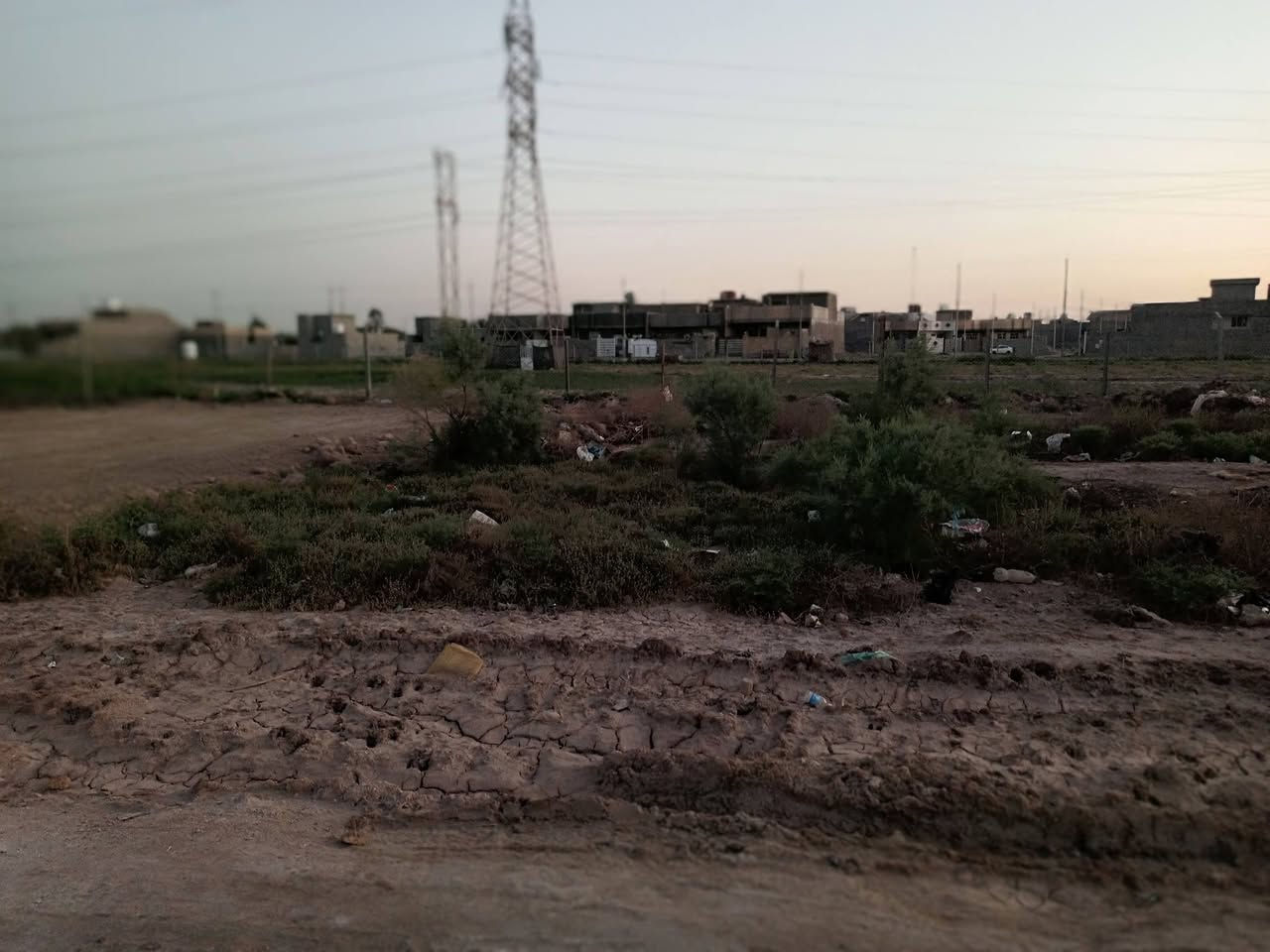 قطع ارض طابو زراعي مساحه 200متر وجه عشرة امتار أو نزال عشرين متر شارع 12 متر كهربأ ماء متوفر خدمات يمه السعر 12 مليون أو بيه مجال للستفسار اتصال ***********
