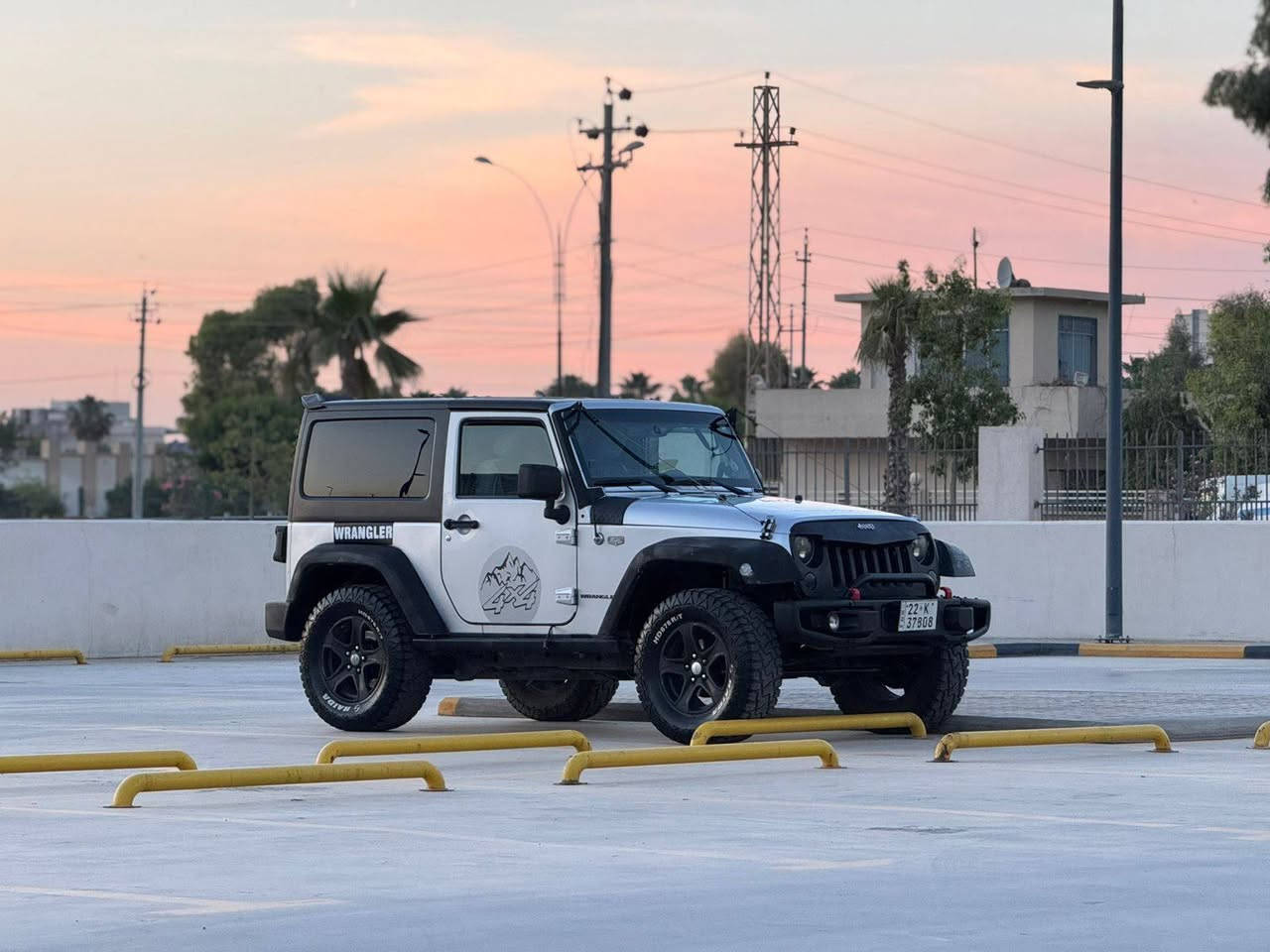 جيب رنگلر مؤديل ٢٠١١ سپؤرت
ره قه م و سه نه وى نوئيه 
گيروو مه كينه به شه رت ١٩٠ هه زار رؤيشتيه
سقف باغه  ٣ پارچه ى سبوغه رسمى سؤنه رم دانايه
نرخ ١٠٨ ره ره قه  
*********** أربيل, العراق
