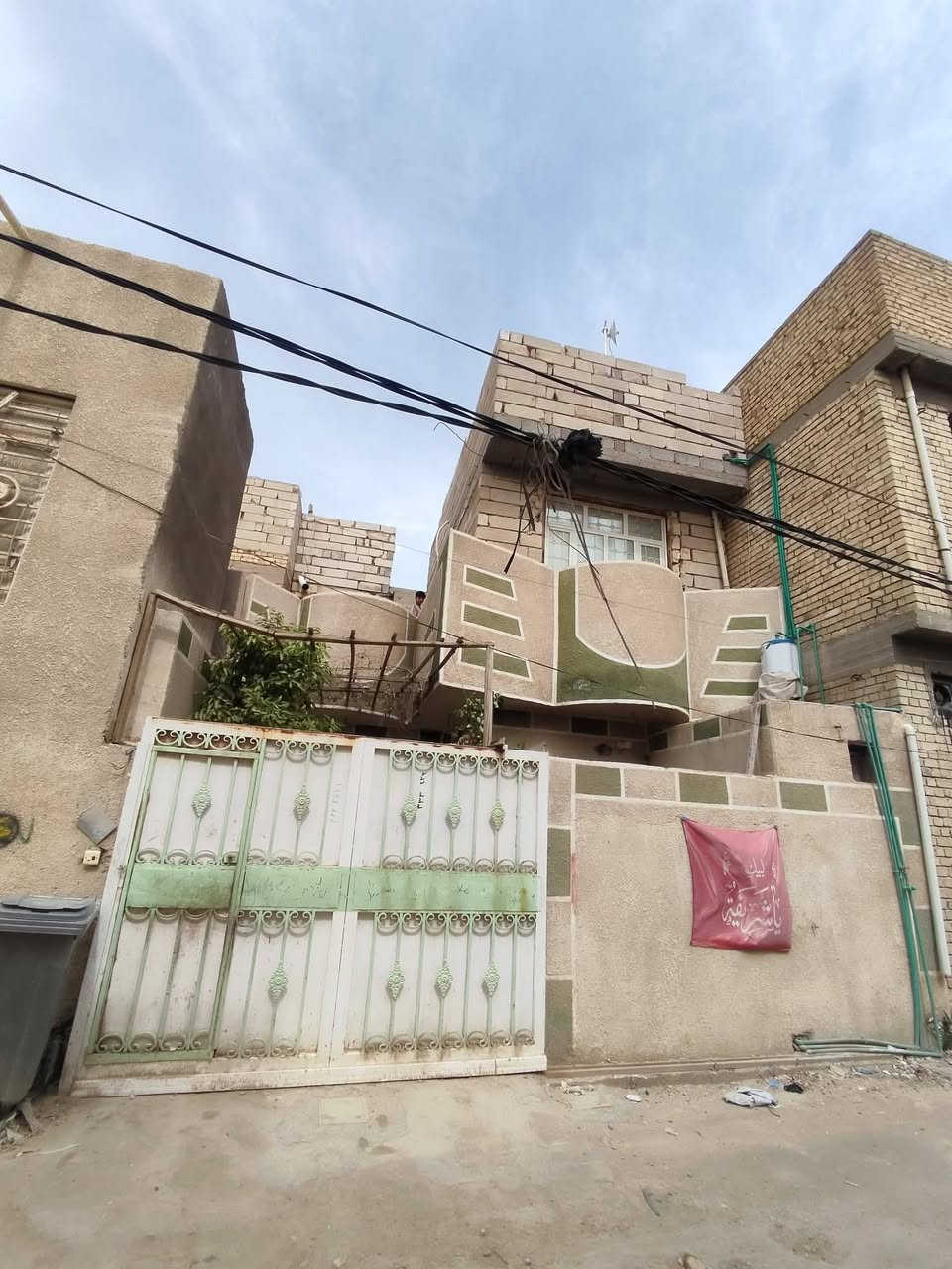 ‏عن مرقد الإمام الحسين (عليه السلام) حوالي 5 دقائق
‏اللهم صلِّ على محمد وآل محمد
‏
‏🏡 بيت للبيع في كربلاء المقدسة
‏
‏📍 الموقع: الشبانات الأولى – كنطرة السلام، مقابل قاعة محمد حلوة، بجانب مدرسة الجوزاء (الزوراء).🚗 يبعد  بالسيارة.🌳 منطقة هادئة وراقية ومناسبة للعوائل، كما يصلح ليكون حسينية.
‏
‏📐 المساحة:
‏
‏133 م² بالسند
‏
‏140 م² واقع حال
‏
‏واجهة 7.25 متر
‏
‏نزال 20
‏
‏🛣️ الخدمات:
‏
‏ماء ومجاري
‏
‏خط كهرباء ذهبي
‏
‏شارع عام 7 متر
‏
‏شارع فرعي صب
‏
‏يبعد 75 متر فقط عن شارع الزوار
‏
‏🏠 مواصفات البيت:
‏
‏طابقان
‏
‏5 غرف نوم (4 غرف كاملة وغرفة غير مكتملة)
‏
‏4 حمامات كاملة
‏
‏🔹 الطابق الأول:
‏
‏طارمة
‏
‏تواليت خارجي
‏
‏استقبال كبير
‏
‏صالة كبيرة
‏
‏مطبخ بارد
‏
‏مطبخ حار
‏
‏حمام
‏
‏غرفة نوم ماستر (سويت)
‏
‏السقف صب
‏
‏🔹 الطابق الثاني:
‏
‏3 غرف نوم كبيرة
‏
‏سطح أول
‏
‏سطح ثاني
‏
‏السقف صب
‏
‏📌 البناء:
‏
‏الطابق الأول بلوك
‏
‏الطابق الثاني فرمستون
‏
‏📄 السند:قرار محكمة (25) ومن المالك مباشرة.
‏
‏💰 السعر: 140 مليون دينار قابل للتفاوض.
‏
‏📞 للاستفسار والتواصل:*********** (واتساب متوفر)
‏
‏بيت جاهز للسكن ويستحق المشاهدة.
‏
