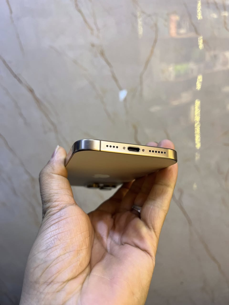 ايفون 16 promax
لون صحرواي مميز 

بطاريته 95🔋

نضافته 100/100

غير داخل تصليح 

بعده بضمان ❤️

ذاكرته 256 

كامل ملحقات باكيت وكيبل وكفر الاصلي 

مستعجل على بيعته سعره 1275 

عنواني بغداد ***********
