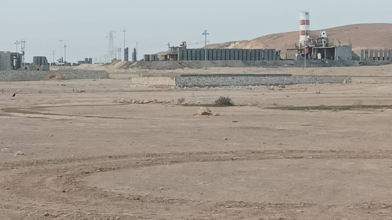 قطعة ارض للبيع. 
في بروانة الشيخ محمد. 
قريبة على شارع بروانة _بيجي. 
وقريبة على معمل البلوك والمدرسة الصينية. 
.المساحة الكلية 300م. 
ركن على شارعين. 
وقريبة على الخدمات. 
موقع ممتاز. كما موضح في المخطط ادناه. 
السعر المطلوب 13مليون وبيها مجال قليل. 
ملاحضة: القطعة تباع بلاقصاد يدفع نصف المبلغ والباقي اقصاد اذا حصل اتفاق 

https://maps.app.goo.gl/tReye6dAuj39NtPu7
عنوان المكتب📍 الانبار قضاء حديثة سوق الحي العسكري قرب اسواق ابو حسين 
أ.استاذ هشام حسين ابو احمد ***********واتساب ***********
رائد المعاضيدي***********
