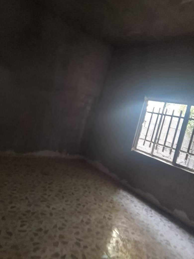 السلام عليكم بيت للبيع مساحة ٢٥٠ متر البيت بيه نواقص مكامل انبيع عل هذا وضعه ركن عل شارعين يبعد عن الشارع العام ٣٥٠ متر البيت سقف عكاده مكان البيت النهروان الدوانم حي المصطفى عل مشروع اليم مطعم جواد الشارع الثاني عن المشروع *********** ***********
