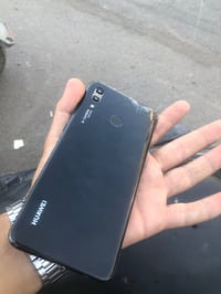 تلفون هواوي يشتغل فقط الشاشة محترمة يرادلها تبديل و يشتغل الضهر بي فطو...