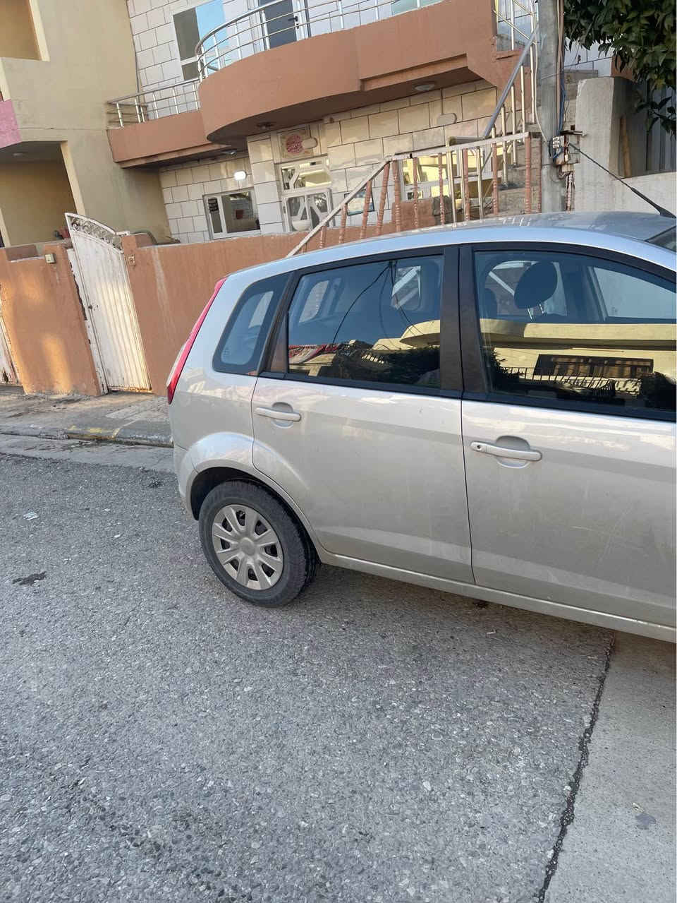فۆرد فیگۆ ٢٠١٥ 
رەقەم و سەنەوی تازە
پارچەیەک و پەڵەیەک بۆیاخ سۆنەریم داناوە
١٥٠ هەزار کیلۆمەتر رۆیشتووە
گێر و مەکینەی مەزبووتە و مەکینەی نەکراوەتەوە
نرخی ٨٠ وەرەقە و معامەلە 
سلێمانی
0770 5366868 السليمانية, العراق
