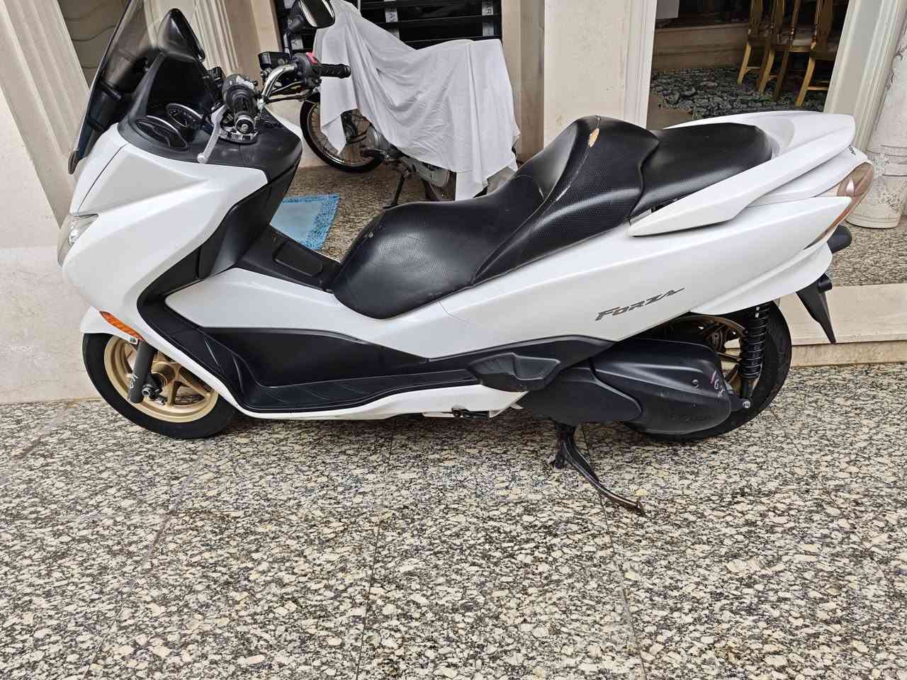 السلام عليكم فورزة 0.10 للبيع الدراجه كامله مابيهه اي نقص كير محرك مكفولات الدراجه عالبلاد  تجي وتشوف بعينك ماشيه 45 الف المكان العمارة للتواصل ***********
