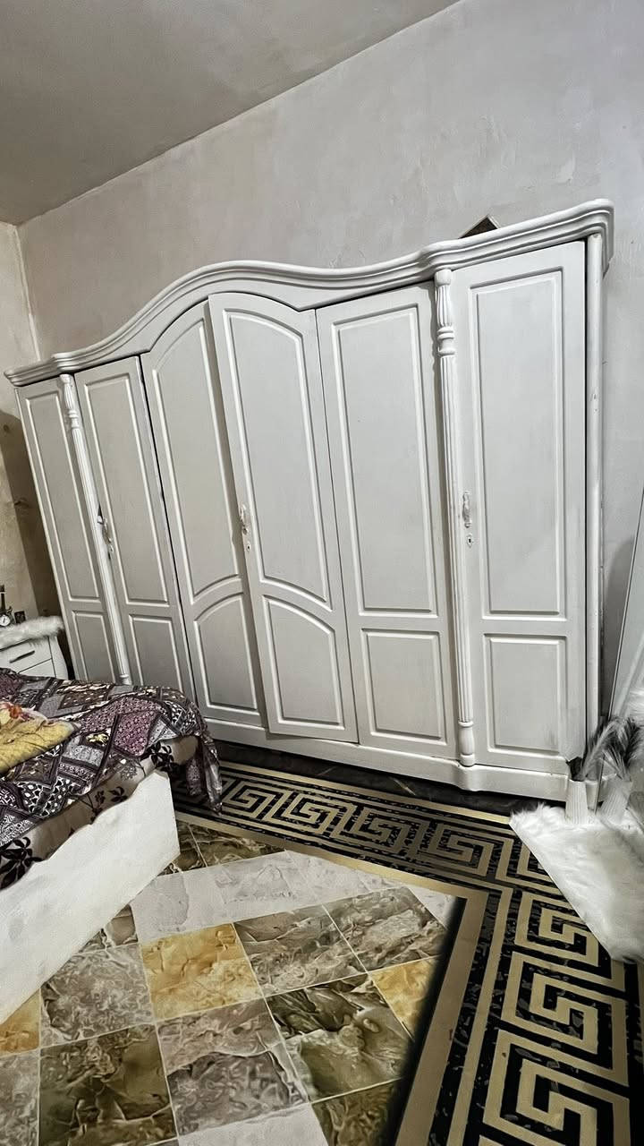 غرفة كويتيه للبيع ب350 وبيها مجال مستعمله 
المشكله بيها مكصوصه خشبه الجربايه يعني تكفي نفر ونص تكدرون تسوونها عند نجار والجرار شوي فالت مكاني البصرة الي يشوف نفسه شراي يراسل 
***********
