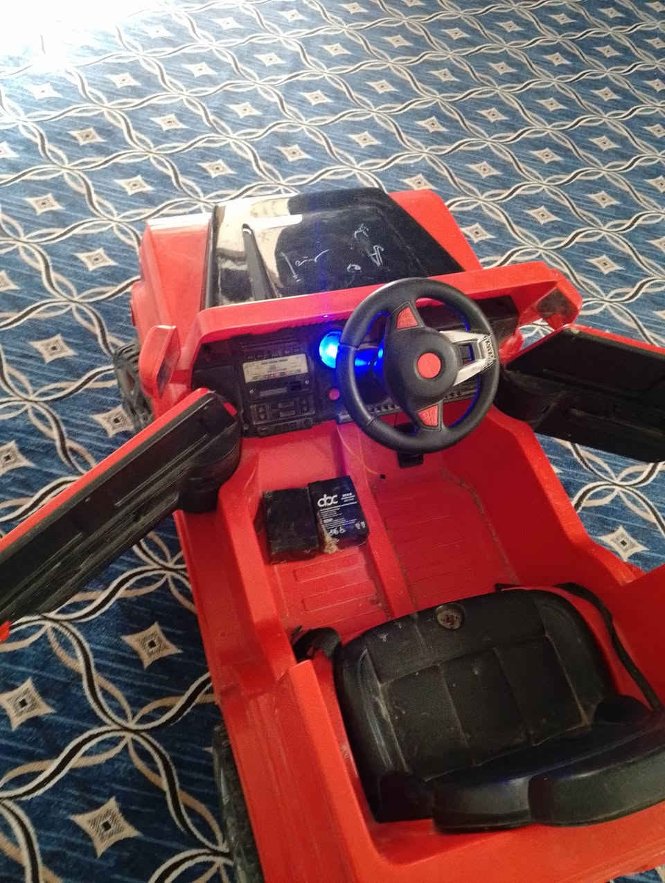 سياره اطفال شحن للبيع شغله مابيه شي بس فقط بك ماترجع سعر 35الف مكاني دبله رقم الهاتف ***********
