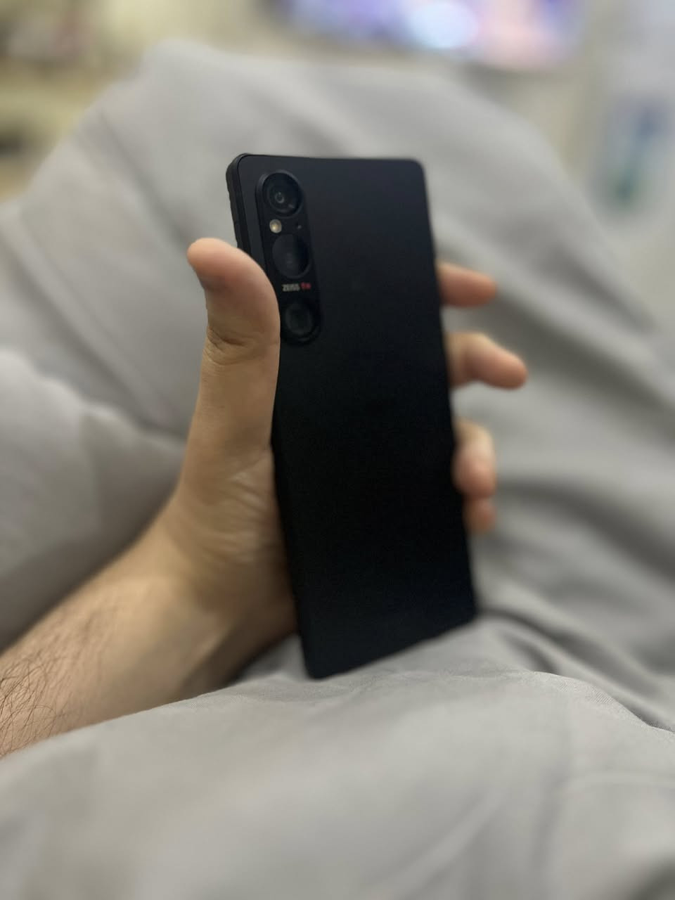 السلام عليكم سوني xperia 1 v mark 5

Sog 10 

النسخة اليابانية الاصلية مواصفاته غنية عن التعريف

عملاق سوني للمراوس مع ماجيك 7 برو او شاومي 14 الترا او هونر 400 برو

مميزات Sony Xperia 1 V

 معالج قوي جدا: الهاتف يأتي مزود بمعالج Snapdragon 8 Gen 2 بدقة تصنيع 4 نانومتر، المعالج يقدم أداء قوي جدا ويعتبر من اقوى المعالجات بدون منازع

 شاشة ممتازة: هاتف Sony Xperia 1 V يأتي بشاشة ممتازة من نوع OLED، الشاشة بدقة +4K ومحمية بطبقة زجاج من نوع غوريلا جلاس Victus 2

 دعم 120 هرتز: الهاتف يدعم معدل تحديث الشاشة 120 هرتز

 كاميرا ممتازة: الهاتف يأتي مزود بثلاث كاميرات خلفية بدقة 48 و 12 و 12 ميجابكسل، الكاميرات تقدم أداء في التصوير يعتبر ممتاز جدا، مع دعم إمكانيات محترمة مثل التقريب البصري حتى 3.5x وتقنية التثبيت البصري OIS وتصوير الفيديو بدقة 4K بمعدل 30/60/120 إطار في الثانية

 بطارية كبيرة: الهاتف يأتي بسعة بطارية كبيرة (5000 مللي أمبير)

 مقاوم للماء والغبار: هاتف Sony Xperia 1 V يأتي مقاوم للماء والغبار بمعيار IP65 و IP68، مقاومة الماء تصل الى عمق 1.5 متر ولمدة 30 دقيقة تحت الماء

مكاني بغداد الكرخ

***********
