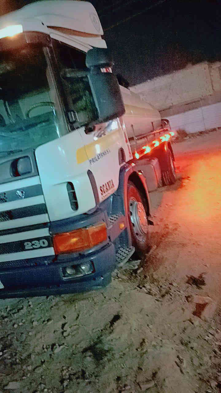 السلام عليكم سكانيه بومه 2004 حوضيه للبيع سياره باسمي شخصين مداور ثاني يوم  كير مكينه بام ونوزل تخم تاير كير عادي اوتوماتيك جوبلس وراء وكدام شاصي 6امتار قماره وشاصي مكفولات تبريد شغل  السعر 280💵💵وبيه مجال متواجد على الفيس ولاتصل على هذا الرقم ***********
