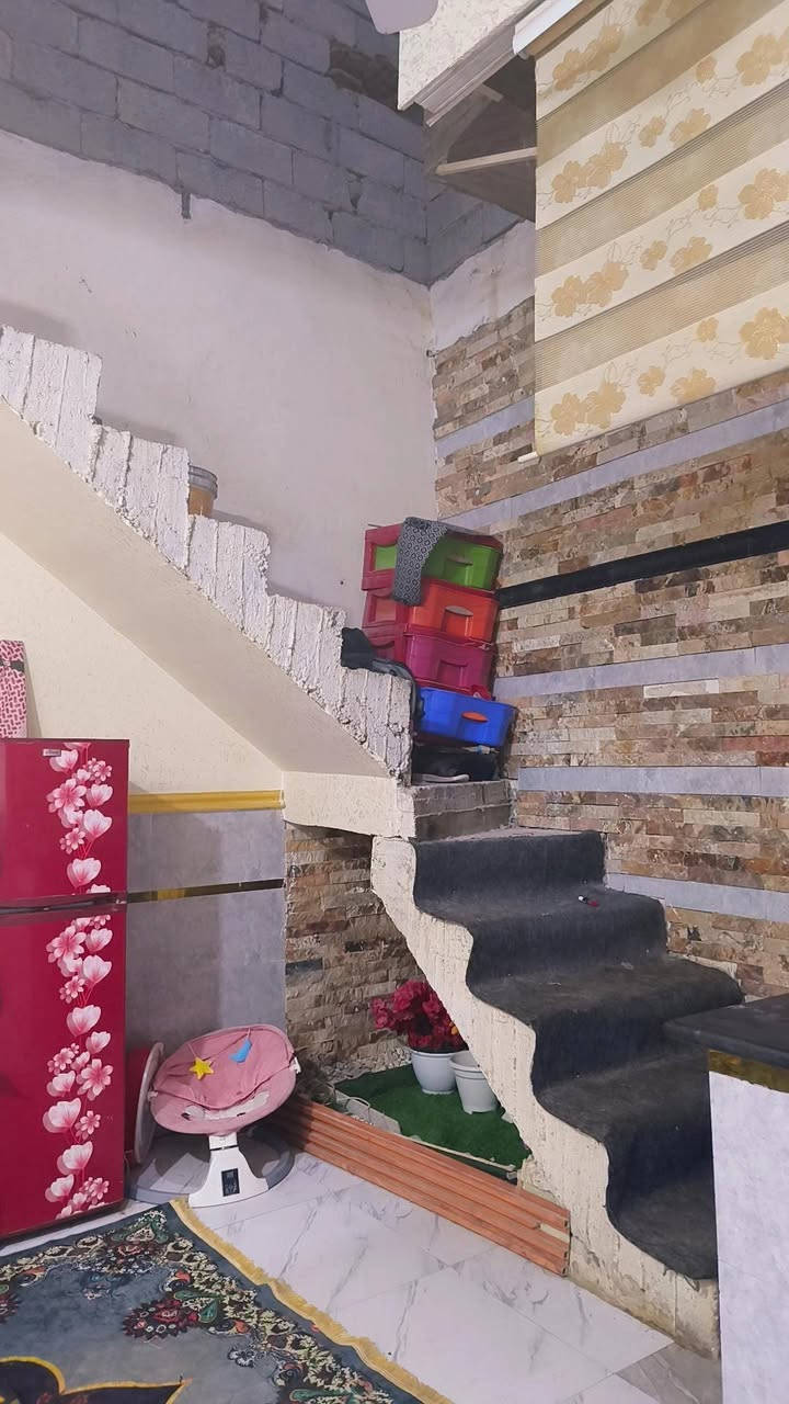 بيت للبيع مستعجل 75 متر استقبال وصالة وغرفة نوم صحيات داخلي وخارجي والطابق الثاني كامل للنص مكان الرشدية مقابل ملعب هادي السايدين تبليط جديد خدمات كلهه موجودة وسند 25 للتواصل ***********
