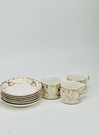 طقم أكواب وصحون • سيراميك أبيض • نقشة ذهبية