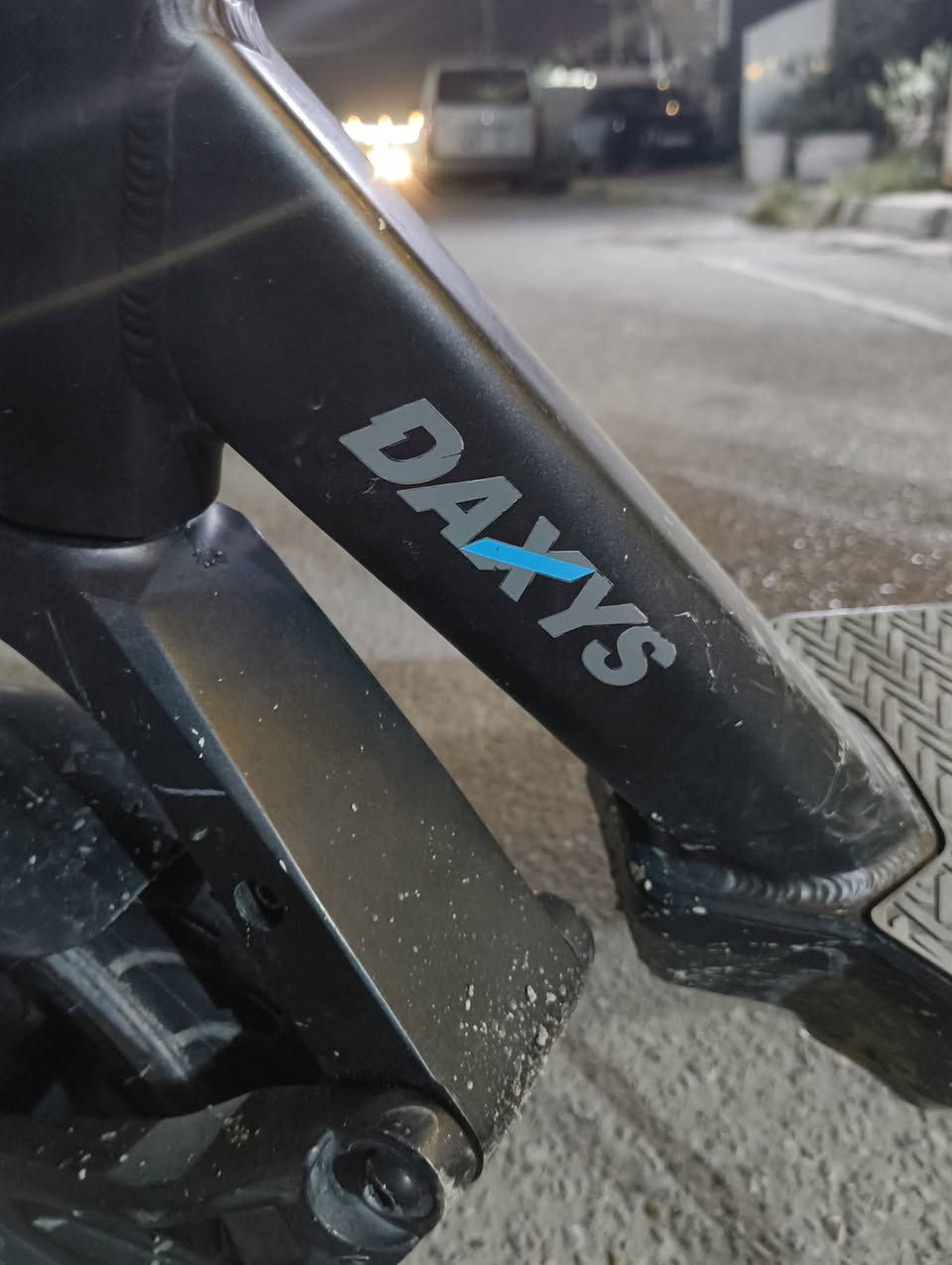 سكوتر سعره بالوكاله 900 دولار
دبلات يتحمل وزن 300 كيلو 
سرعه 30
بي برنامج على التلفون تتحكم بكل اشيائه 
وبي اشاير يمين يسار 
السكوتر يمشيك 55 كيلو بشحنه وحده
الشراي يخابرني 
***********
