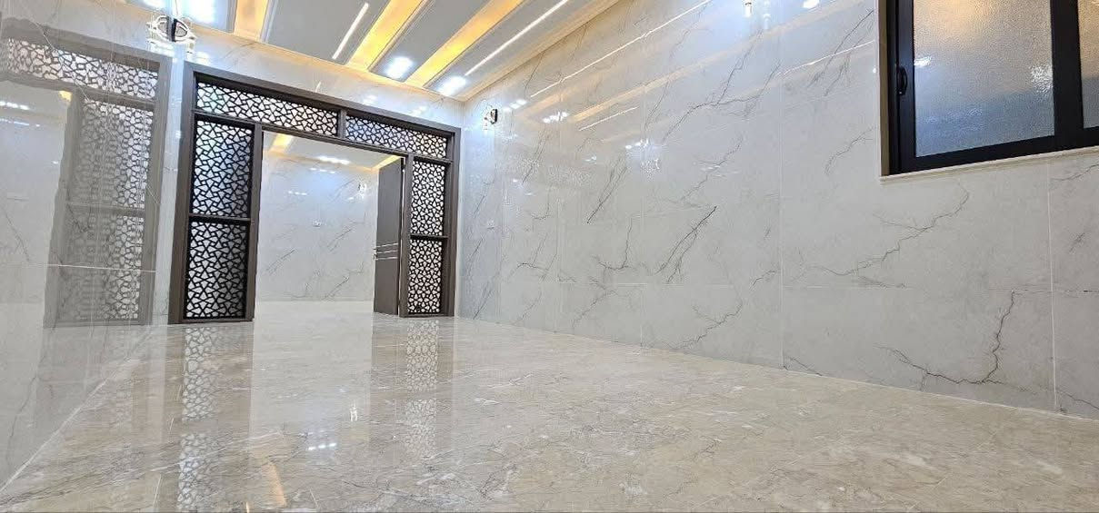 دار للبيع 150 متر حي الجامعة شارع 20 قطاع 26 بناء زيرو طابقين 
يحتوي على 4 غرف نوم وصالتين ومطبخ حار وبارد واستقبال ومنور عدد 2 مع شلالات وحدائق داخليه الغرف نظام سويتات واجهة بورسلين ارضيه مرمر السقوف جمس بورد كهرباء بوري ارضيه رفت 

__العنوان المكتب /النجف الاشرف _حي العدالة _شارع المستوصف 
 
نستقبل جميع العروض التجارية في كافه احياء النجف اداره مكتب الميار للعقار 

🟨للاستفسار الاتصال على الرقم التالي او مراسلة الصفحة 
 
📞 عباس الجنابي ***********

