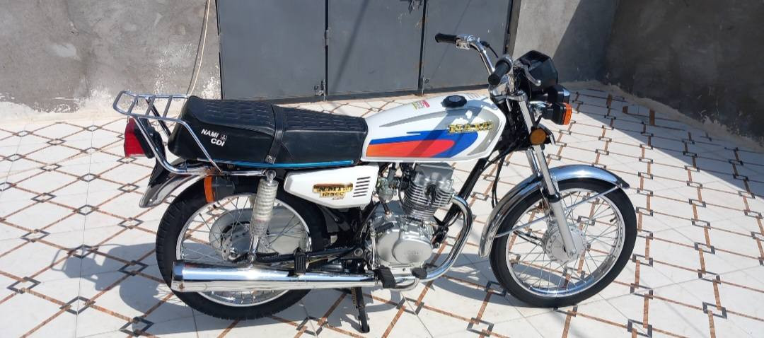 سلام عليكم شباب دراجه للبيع موديل ٢٠٢٣ الون ابيض مكفوله وكيله  سيد جعفر بسمي باب اول مكان المجر ناحيه العدل السعر  1500 //     ***********
