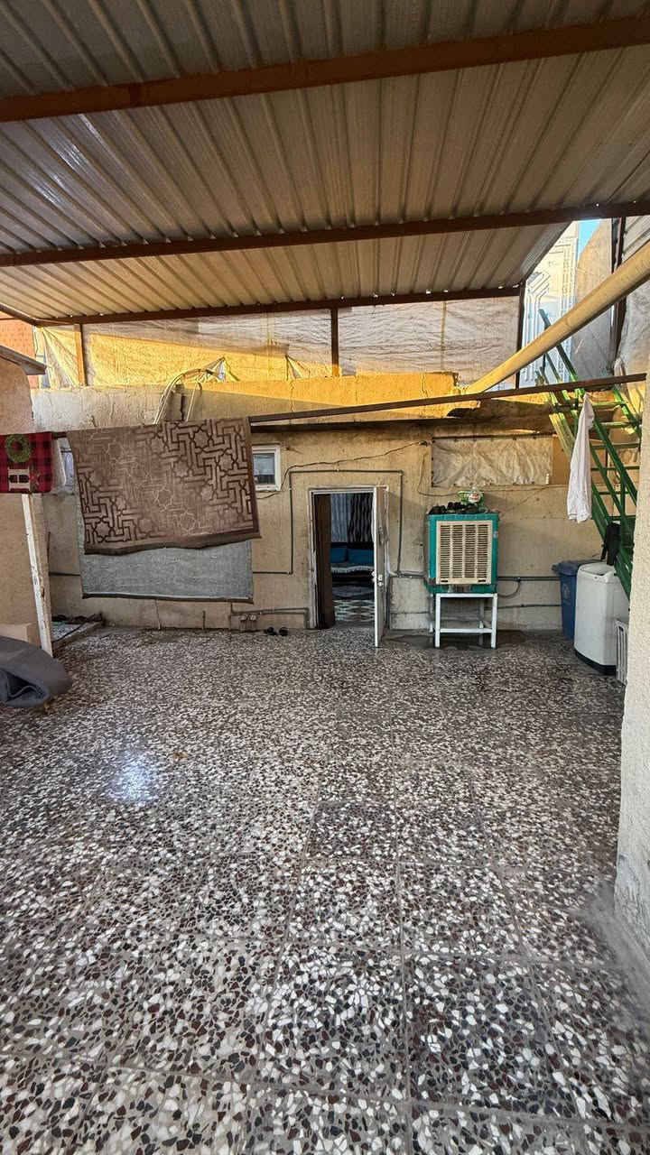 السلام عليكم 
بيت تجاوز في شارع فلسطين قرب النادي التركماني المساحة ١٥٠ متر يحتوي على غرفة استقبال وهول ومطبخ وخدمات والطابق الثاني غرفتين  نوم وطرمة السعر  ٦٥ مليون وقابل للتفاوض 
للتواصل على الرقم ***********
