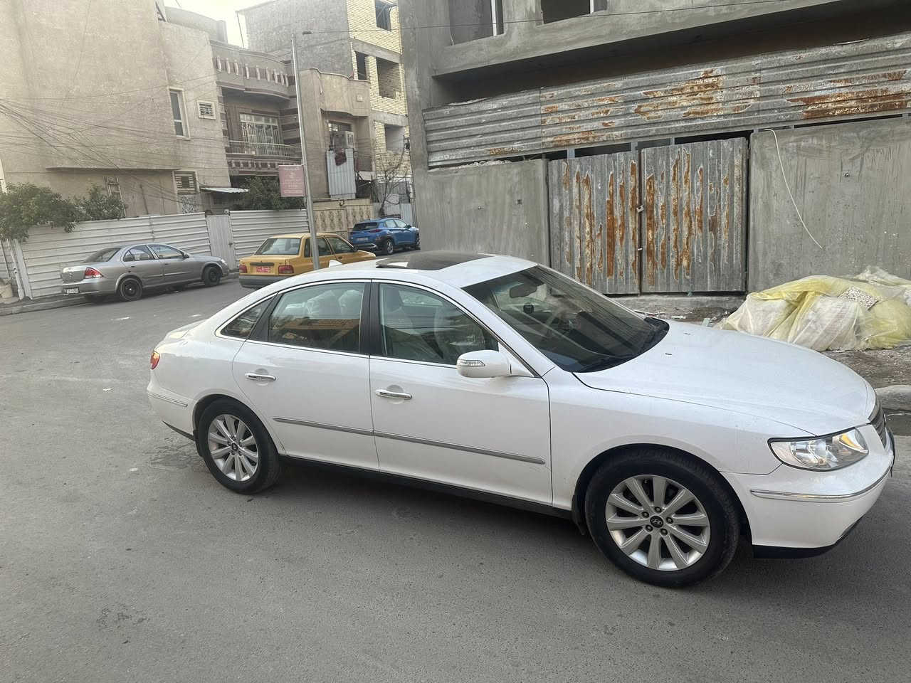 سلام عليكم شباب عندي أزيرا 2009 خليجي بدون حادث محرك V6 سته سلندر فول مواصفات كشنات جلد وكهرباء شاشه وكامره فتحه سقف بيه رش صفحه اليسره جماليه وعندي صورهه قبل الصبغ والباقي كفاله كير ومحرك كفاله رقم بغداد مشروع وطني تبريد قطعتين جاهزه من كلش مكانه بغداد سعر 95.                  ***********
