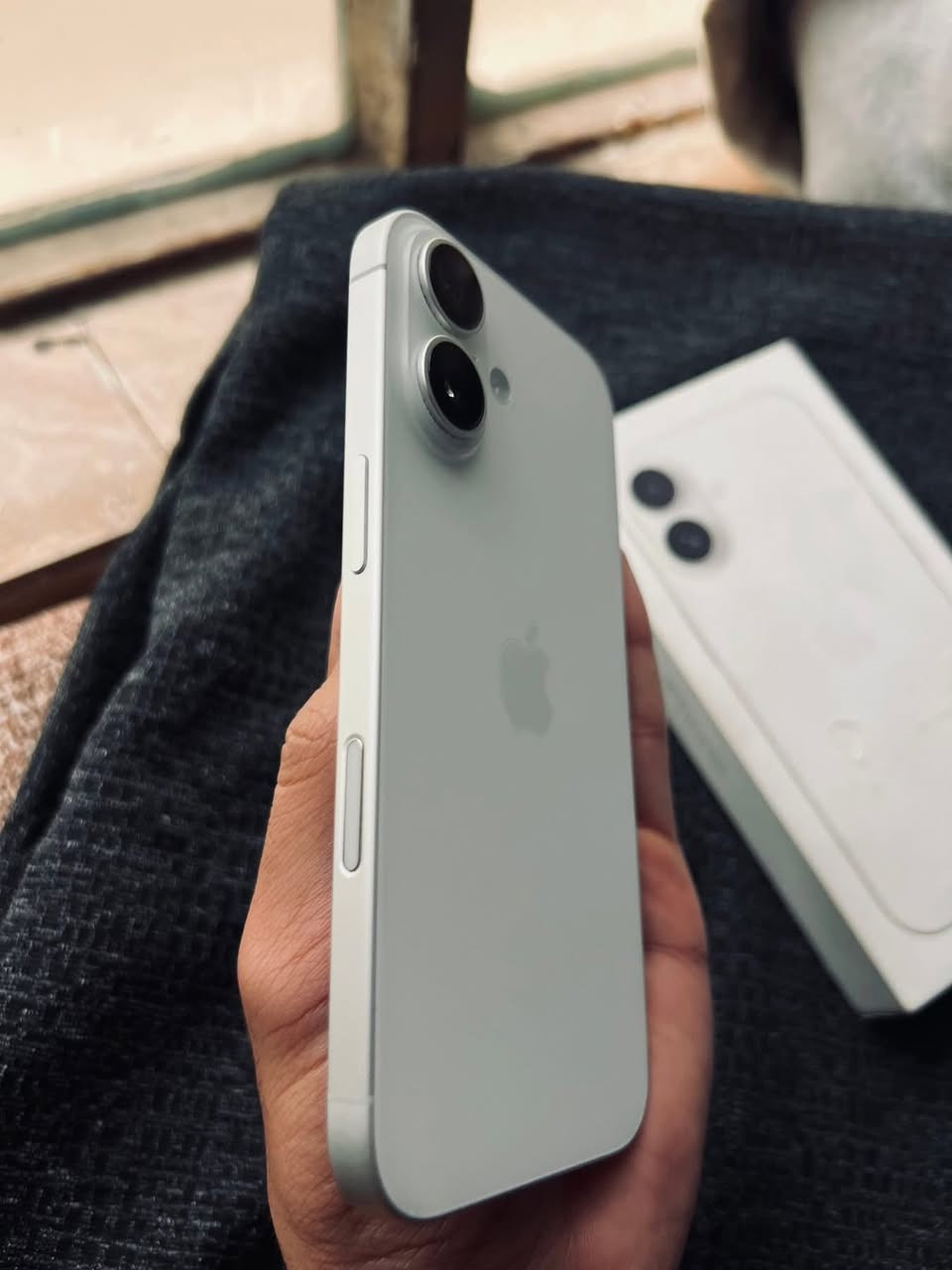 ايفون ١٦ عادي ذاكره ١٢٨ بطاريه ٩٢ مشحون ٥١٥ نضيف كلش كلش يعني اخو الجديد سعره ٨٥٠ الف 
***********
