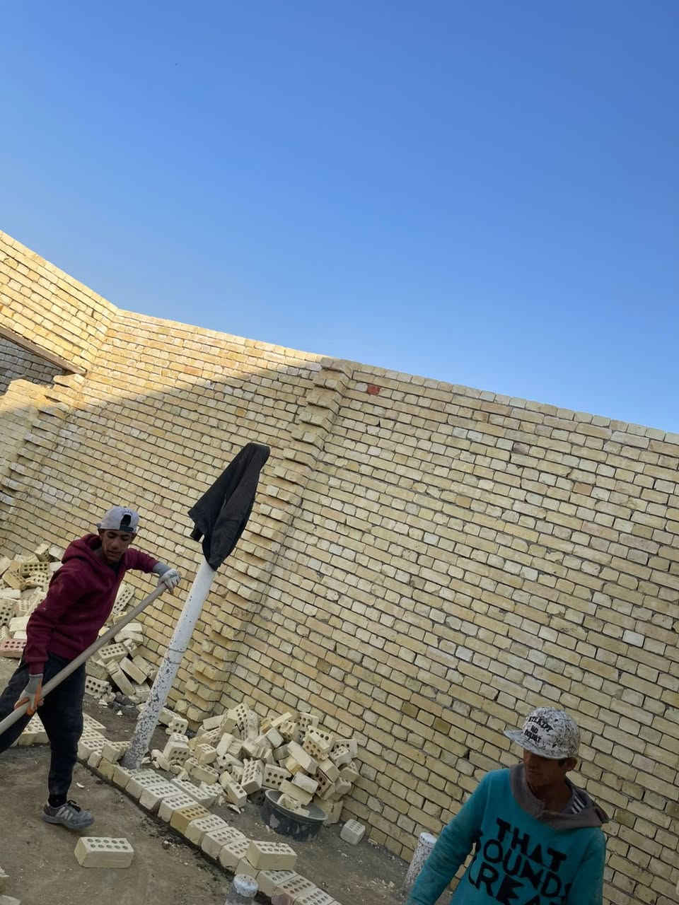 بسم الله الرحمن الرحيم   خلفات بناء2 متفرغين حالين شغل درجة اولى شغل مصاطر وكبان وشاهول شغلي بغداد فقط نشتغل قطعي وعل دبل للسفسار*********** اتصل  وتدلل شغل مثل ما موضح بالصور
