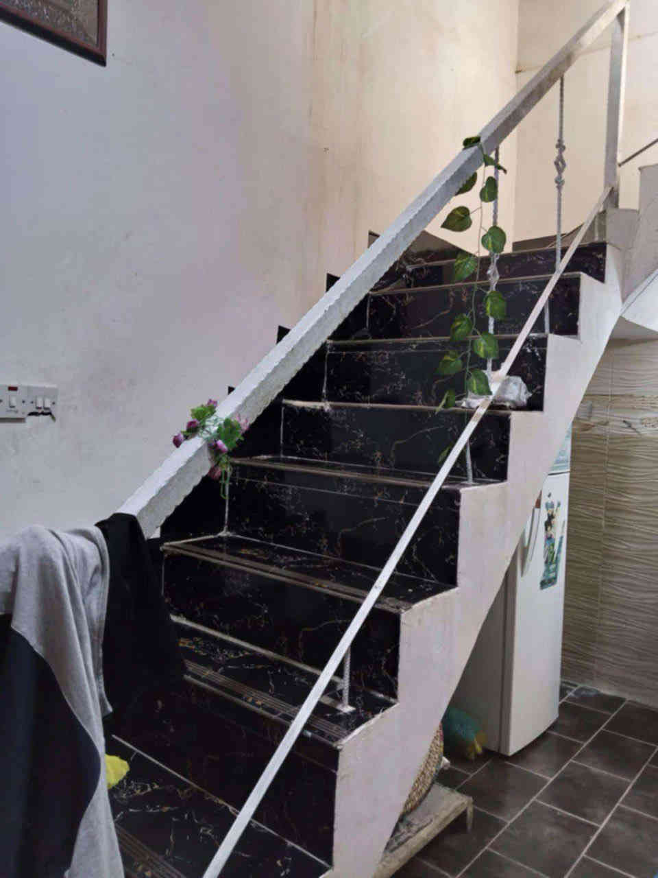 السلا عليكم 
دار للبيع زراعي المساحه 100 متر واجه 5 نزال 20 في الزعفرانيه دور الصحه 
يحتوي على ستقبال + غرفه نوم + صاله + مطبخ معزول +صغير + بيتونه + طرمه خارجيه وصحيات كذالك بيه صحيات داخليه 
البيت بناء 2020 
كامل من ڪُݪشي كاشي وسيراميك درجه اولى 
سعر البيت 65 وبيه مجال للشراي 
تواصل واتساب وخط ***********
