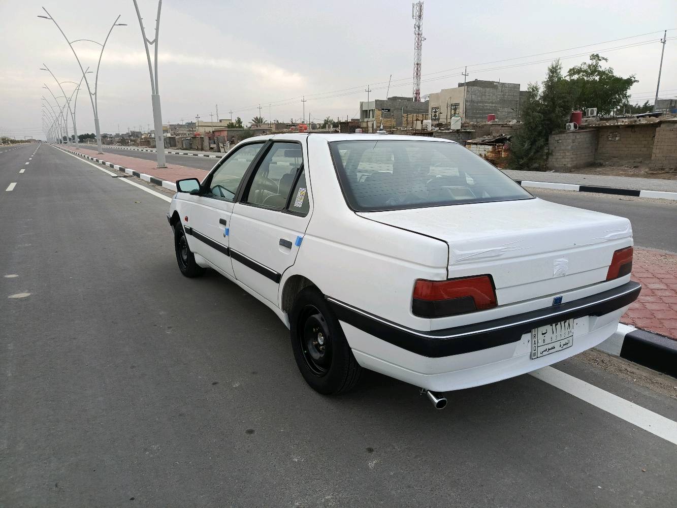 السلام عليكم بيجو 405 موديل 2012 رقم بصره سنويه مجدده لغاية 2028 
السياره مكفوله من الضربه والتبديل ماعدا البنيد طاير ومبدله والقديم موجود عندي.
السياره جاهزه كير محرك حداده تخم تااير جديد.. درايم شفتات كاملات زوج جدد توني امبدلهن... دواخل جديده كهربائيات كلهه شغاله.. السياره احلى من الصور وصفاحهه شرط موس.. ترايهه وين مايعجبك وراعيهه يريد تحويل.. مكاني بصره القبله السعر 38 وبيهه مجال بصيط للشراي