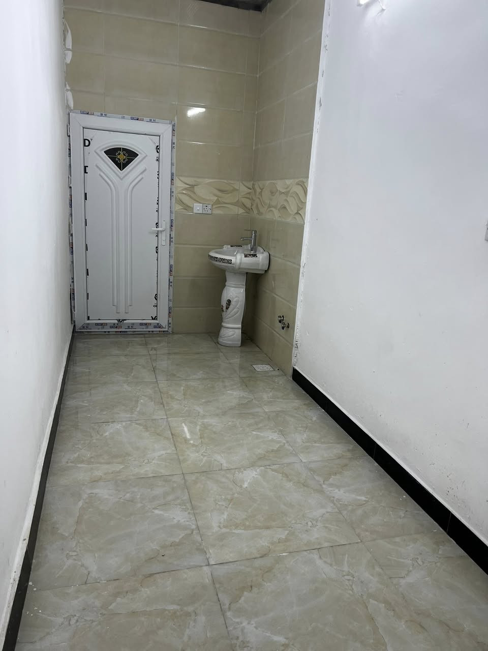 بيت 120 م 
طابق ثاني للايجار
بناء جديد وجاهز من كلشي 
غرفة نوم وحده كبيره
استقبال كبير 
مطبخ / حمام / طرمه كبيره
تانكي / سخان / ماطورين صاعد ونازل
الايجار 350 الف 
للاستفسار : ***********
