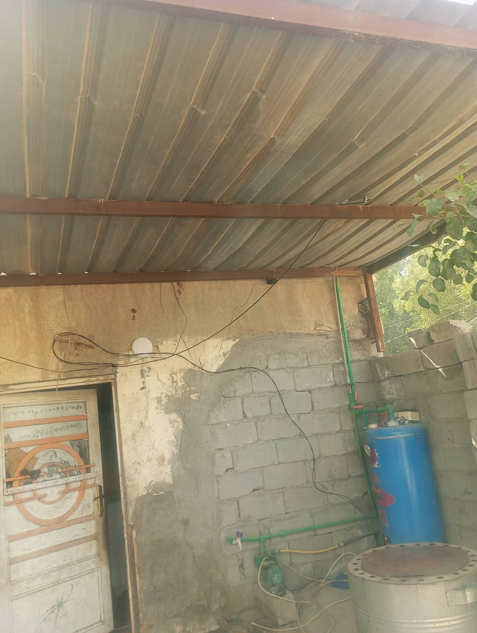 حجمها العرض 7متر والطول جهة 3متر وجهة 4متر للاستفسار الاتصال***********
***********
