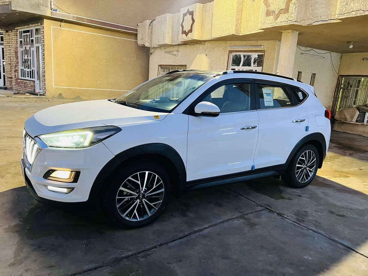 سلام عليكم توسان 2020 كوري 
فول واحد على واحد
كشنات بقلاوه لونين + كهرباء
مري شفط 
5 عدسات 
بني رومه 
ويل كروم + تخم تاير نضيف 
صدر مامي خلفي جديد 
محرك مفتوح شرط لا صرف لا صوت لا بخار 
كير مكفول 
سياره نضيفه شوفت عينك 
ماشيه 124 الف 
بيه شبر بارد بل باب الخلفي عكس السايق 
سعر 225 وبيه مجال *********** مكاني بغداد جسر ديالى الجديد
