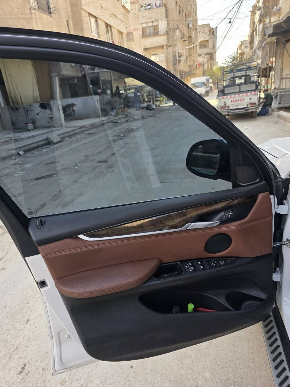 ‏BMW X5 .. XDrive 35i
كرت2015
ماشية 130000 كم 
 خاليه برا جوا
أوتوماتيك - لطاش خلف المقود - شاشة عدادات أمام السائق - شاشة وسطية كبيرة الحجم تعمل باللمس مع وحدة تحكم بالشاشة مع كاميرا خلفية - مقاعد كهربائية - ذواكر للمقاعد - فتحة سقف بانورامية - صندوق خلفي كهربائي شفط - بصمات خارجية وداخلية - تحكم مقود - تثبيت سرعة - مكيف ديجيتال أمامي منفصل للجهتين - مكيف ديجيتال خلفي منفصل للجهتين - أنظمة قيادة متعددة رياضية ومريحة - نظام المساعدة على نزول المنحدرات - مرايا كهربائية مع طي كهربائي - 6 CD - بلوتوث - AUX - USB - تلفون - أضواء زينون LED عالية الدقة - حساسات أمامية وخلفية - نظام إيقاف وتشغيل المحرك تلقائياً عند التوقف لفترات قصيرة لتوفير الوقود - تراكشن كونترول - برادي خلفية - فرامل يد إلكترونية - نظام VDS للتحكم الديناميكي - نظام ABS للعجلات الأربعة - نظام ETC لتوزيع قوة الكبح الكترونيا - نظام غسل الأضواء الأمامية - والعديد من أنظمة الأمان والمميزات
نقطه عمياء
لون ابيض لولي
محرك 6 سلندر 
3000 cc


**إذا كنت صاحب هذا الإعلان وتريد حذفه لأي سبب، رجاءا أرسل رسالة إلى الدعم الفني**