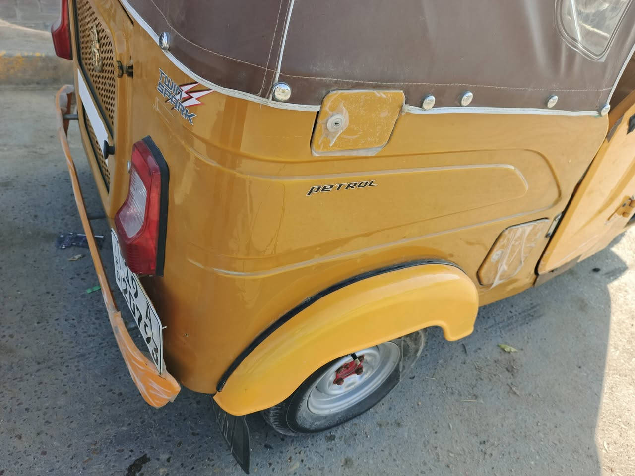 سلام عليكم تكتك للبيع 2021شهر 5 رقم وسنويه تحويل ثاني يوم كفاله عامه العنوان كربلاء  السعر 7250 وبيها مجال ***********
