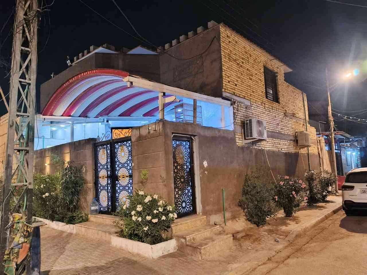 السلام عليكم
بيت للبيع طابو ملك صرف بأسم شخص واحد 
عنوان البيت البصرة القبله خلف البريد شارع المركز
البيت ركن ع شارعين طابق واحد بناء سنه 2025 بناء حديث كله طابوك مساحة البيت 121متر واجهه 10 ونزال12 يتكون من دوانيه طارمه غرفه صاله مطبخ صحيات داخليه وخارجيه ..موقع البيت حلو
اي تفاصيل اتصل ع الرقم ***********
