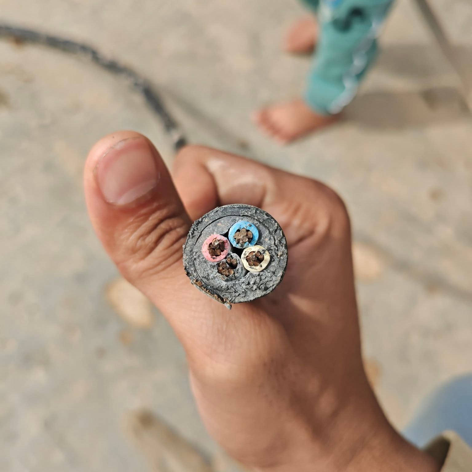 السلام عليكم يوجد كيبل  10 في 4 للبيع طول 11 متر سعر المتر 7الف للتواصل وتساب ***********  فقط
