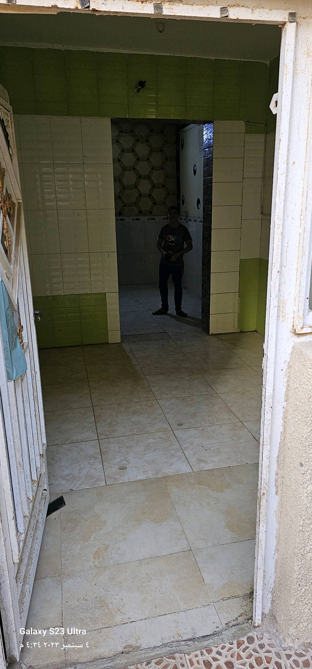 الدار في محافظة واسط الكوت منطقة العزه الجديده مقابل جسر الكريميه بالقرب من موكب ستار اربيح المساحه ١٣٢ م طابقين ملك طابو صرف الطابق الأول غرفتين نوم مع هول ومطبخ وحمام والاستقبال خارجي مع تواليت والطابق الثاني غرفتين نوم مع هول 