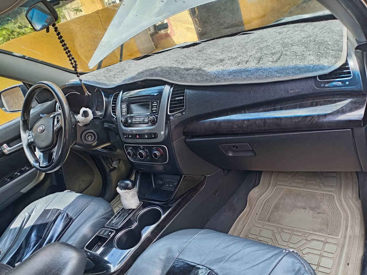 السلام عليكم كيا سورنتو موديل 14وارد امريكي 
كير محرك فول السيارة رقم بغداد حادثه بس دعاميه اماميه فقط ومكفوله كفاله  ماشيه 109 الف حقيقي 
تخم تاير مكينه مامفتوحه ناعمه وحلوه السعر 145 وبيه مجال مكاني بغداد المشاهده رقم ***********
