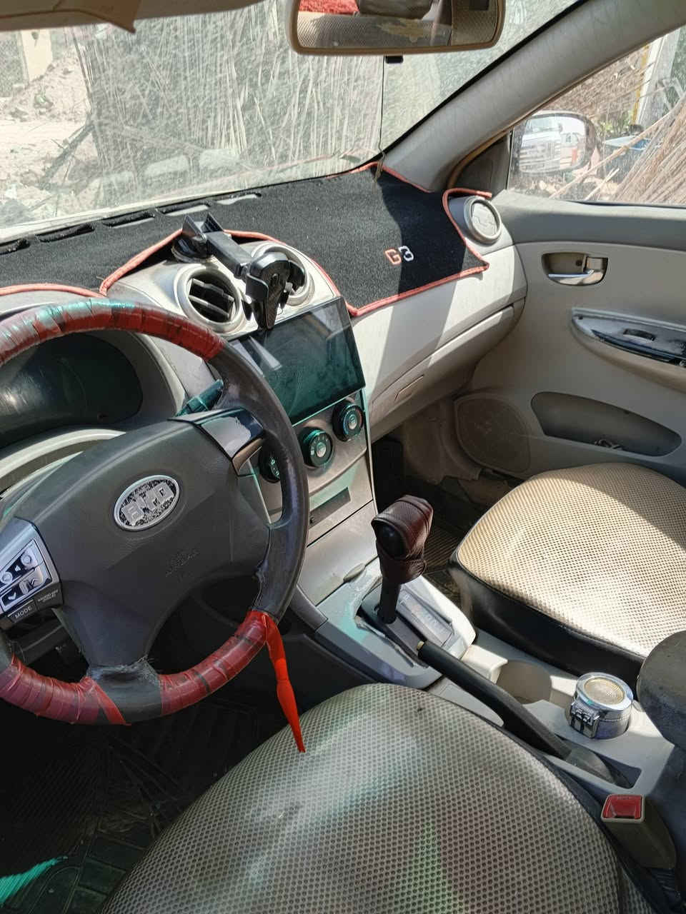 سلام عليكم BYD2013 سياره مكينه بالكارتون كير ما بيه شي حداده 100% كهربائيات كلها شغاله تخم تاير تخم ويلات فيت لم جديد مسطره جديده سلف جديد دينمو جديد  سياره  ما بيها شي علما سياره متروكه الها فتره  سياره ما اندل راعيه ابيع هذه الموجود 24 رقم واتساب *********** علما سياره موجوده بالبصره حي النرجس  بيه نواقص قليله
