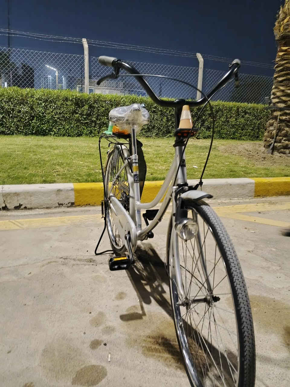 سلام عليكم اخوان بايسكل للبيع نضيف جدا بريكات شغلات امامي خلفي تايرت نظاف ياباني اصلي مختم حجم 26 _27 سعرة قفله لاتعاملني ولا اعاملك 120 قفلة مكاني بغداد غزالية تواصل واتساب ***********
