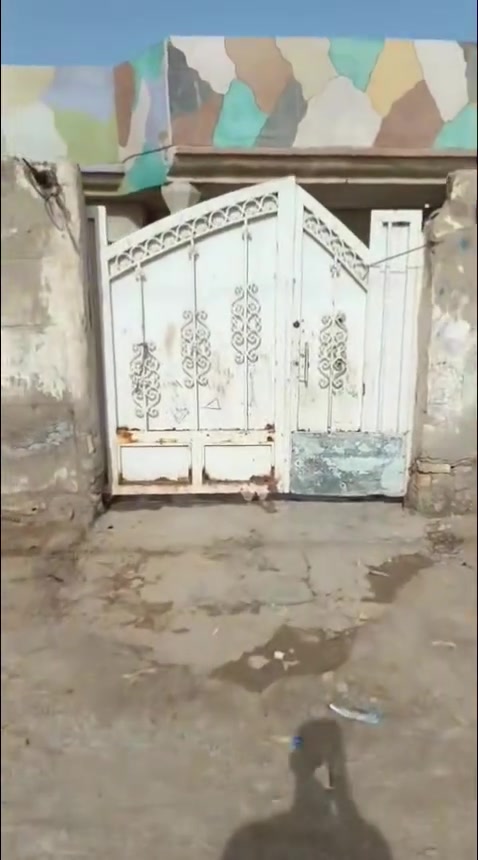 السلام عليكم  بيت بشارع النفط قرب حسينيه نحر الرضيع قريب من الشارع الرئيسي  شارعه ١٠ متر خدمات كامله ماي ومجاري وكهرباء المساحته 300متر بناء البتلو طابوق والباقي بلوك  سقف صب مسلح بيه 3 غرف نوم وهول ومطبخ واستقبال وصحيات داخليه وخارجيه 
 البيت سيراميك من الترك لحد باب الحوش للاستفسار هذا رقم صاحب البيت ***********
