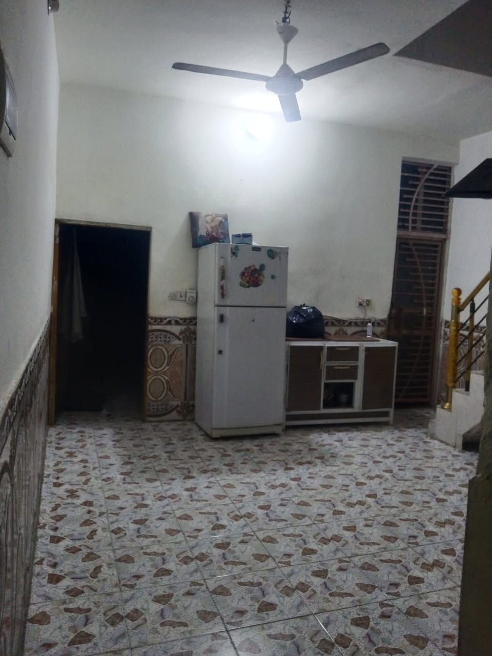 دار للبيع المساحه 220 متر طابقين بناء جديد كونكرية يحتوي على غرفتين وصاله وستقبال ومطبخ وصحياة وحمام الطابق الثاني يحتوي على غرفتين وصاله ومطبخ وصحياة وحمام العنوان حي العسكري الثانيه قرب حسينية ام البنين شارع ٦٠ مرجعة مكتب الكعبي للعقار *********** وتساب اتصال
