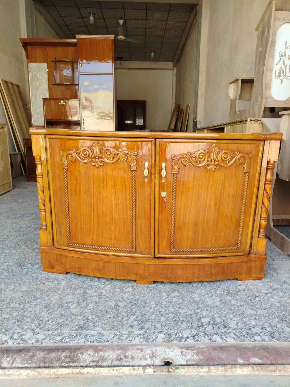 للبيع.
كنتور ميز تواليت نضف جدا صغ جديد يدات كيلونات جديد +ميز بابتين ضيف وصبغه جديد احله م̷ـــِْن الصوره 
سعر الكنتور150
سعر الكومدي 50
عنوان كربلاء حي العسكري قر ب سوق العابد 
اتصال ***********او *********** وات ساب
