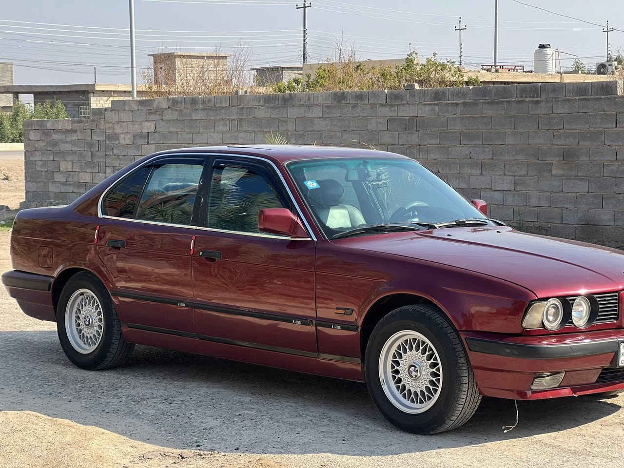 سلام عليكم للبيع او مراوس 525  موديل 1990محرك مسكر كير اوتو سياره جاهزه من كلشي شرط تحويل *********** السعر 70 وبيها مجال تجي تشوف وتدلل
