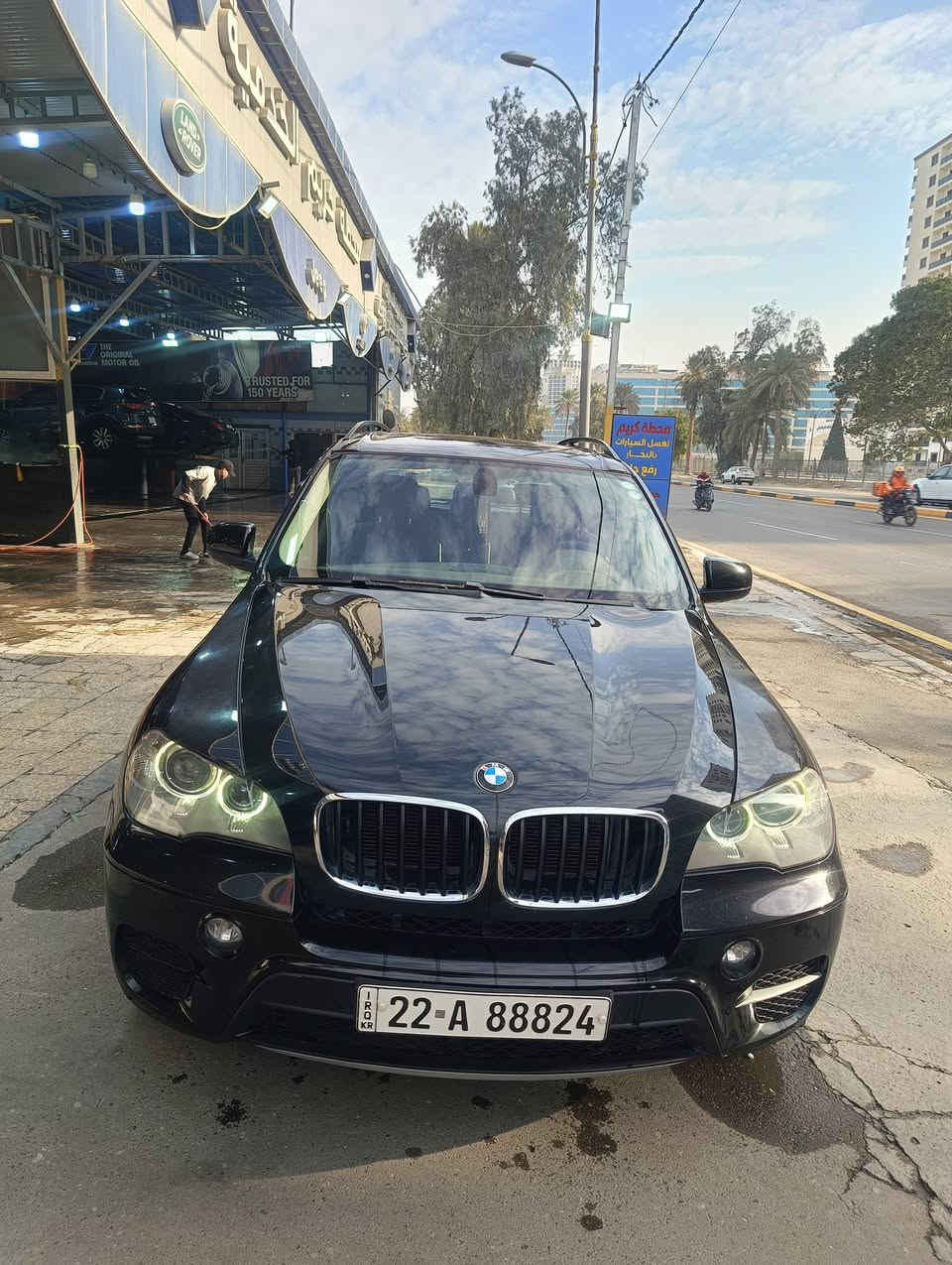 السلام عليكم  للبيع بي إم x5
موديل 2012
مكينه 6سلندر N55 توين تيربو  
تخم تاير جديد 
كهربائيات كله شغاله بلادي 
بسمي السياره 
تبريد تدفئة 
غرفه جديده /السعر 165
اللون : اسود من الداخل صاج
الإضافات : سقف بانوراما/ مقاعد جلد كهرباء مع ذاكرة تخزين/ تدفئة مقاعد/ و متعددة الخصائص / كاميرات 360 درجة / صندوق خلفي كهرباء/ بصمة تشغيل و دخول/ ستائر جانبية/ لوحة تحكم خلفية للمكيف/ جنط 19 انش / اضاءة ذاتية/ اضوية امامية زينون مع Led / حساسات اصطفاف 360 درجة/ هاند بريك الكتروني مع خاصية ال Auto Hold/ مكيف تتش/ ايرباج ) Auto lights | اضاءة ذاتية 
Airbags | وسائد هوائية 
Bluetooth | بلوتوث 
Navigation Maps | خرائط الملاحة
احمد العراقي 
للاستفسار الاتصال على 
***********‬‏
متواجد على الفيس
مكاني بغداد الشعلة

