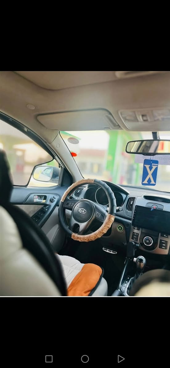 السلام عليكم
سيراتو خليجي فول مواصفات موديل 2012
بصمه تحكم ستيرن مرايه الجانبيه شفط فتحه سقف
صدر جديد مكينه جديده  منضومه تبريد كامله جديده
تخم تاير جديد سياره جاهزه ما ناقصها شي السعر ٩٨
راسلني واتساب وادزلك صور السونار مالتها موجود
***********
السعر ٩٨  العنوان بغداد الشعله
