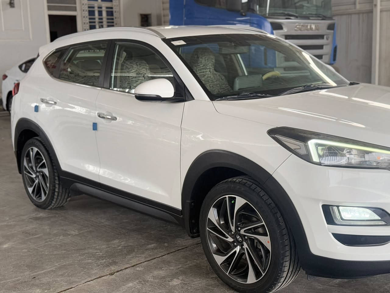 السلام عليكم /
للبيع  توسان 2019خليجي 
المواصفات 
فول تحكم ستيرن 
مري شفط 
حساس امامي
حساس خلفي
اشاره بالمري
كامره خلفيه
ترحيب عند الاقتراب
تبريد قطعتين
ثلاث انظمه قياده 
مدخل UBS-AUX
بلوتوث 
سايد بريك بصمه 
٢ عدد بصمه
مكينه 2000
بردات خلفيه بالابواب
مانع انزلاق 
5 ويل كب حجم 19
لد نهاري 
لايت زنون 
٢ كوشن كهرباء 
داخل كوشنات جلد 
مكفوله كفاله عامه
سياره ماشيه 123 
رقم اربيل دولي 
تحويل او وكاله 
السعر /200 $ 
عنوان  / واسط /العزيزيه  
هـ /‭0771 456 8995‬
     / ***********
