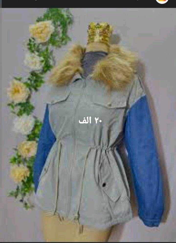 هذا قفطان أنيق بلون خمري مع تطريزات ذهبية بارزة وأحجار متعددة الألوان. مثالي للمناسبات الخاصة وحفلات الزفاف. القفطان يتميز بتصميمه الفريد والتفاصيل الدقيقة التي تضيف لمسة من الأناقة والجمال.