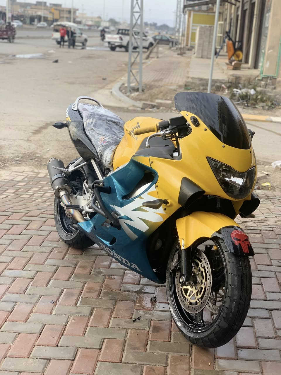 السلام عليكم بطحه أفوراي للبيع 
مكينه وكير شرط ما مفتوح 
شلعه معدل طيران فول كلشي ما يعوزها 
دهن مي راديتر كله جديد مبدل ادامه كامله 
مكاني صلاح الدين بيجي الي مو شراي لايتعبني
سعر 18ورقه وبيها مجال للشراي ***********
